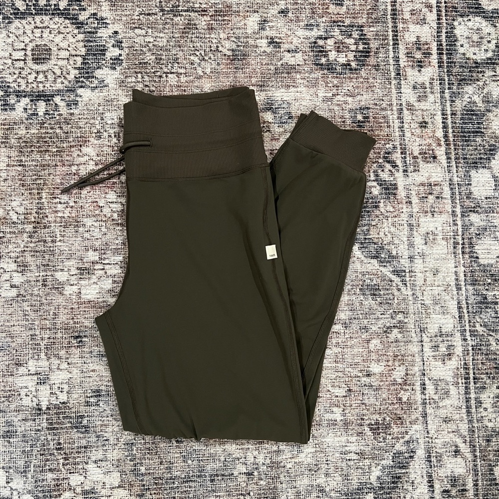 Vuori daily jogger. Never worn!